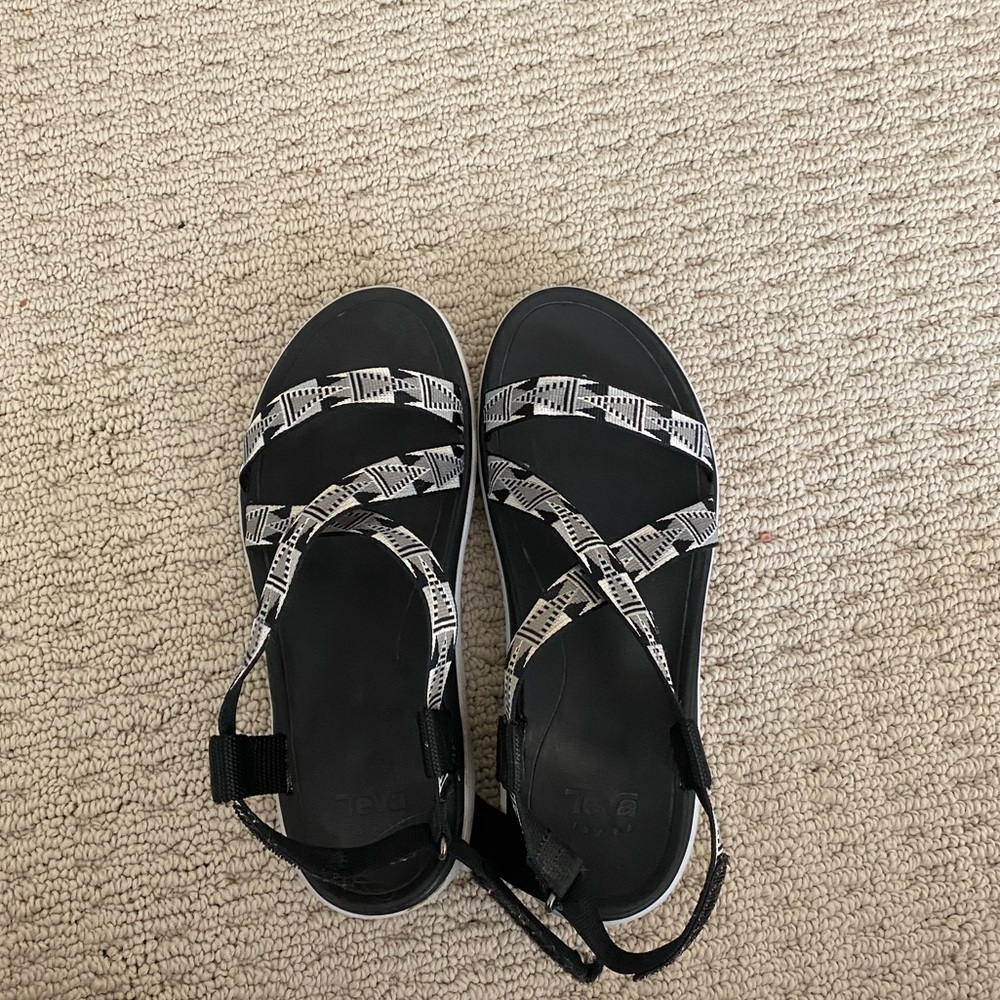 TEVA BLACK AND WHITE SANDALS